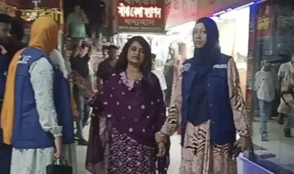 ফেসবুকে কুরুচিপূর্ণ পোষ্টের অভিযোগে নারী আটক